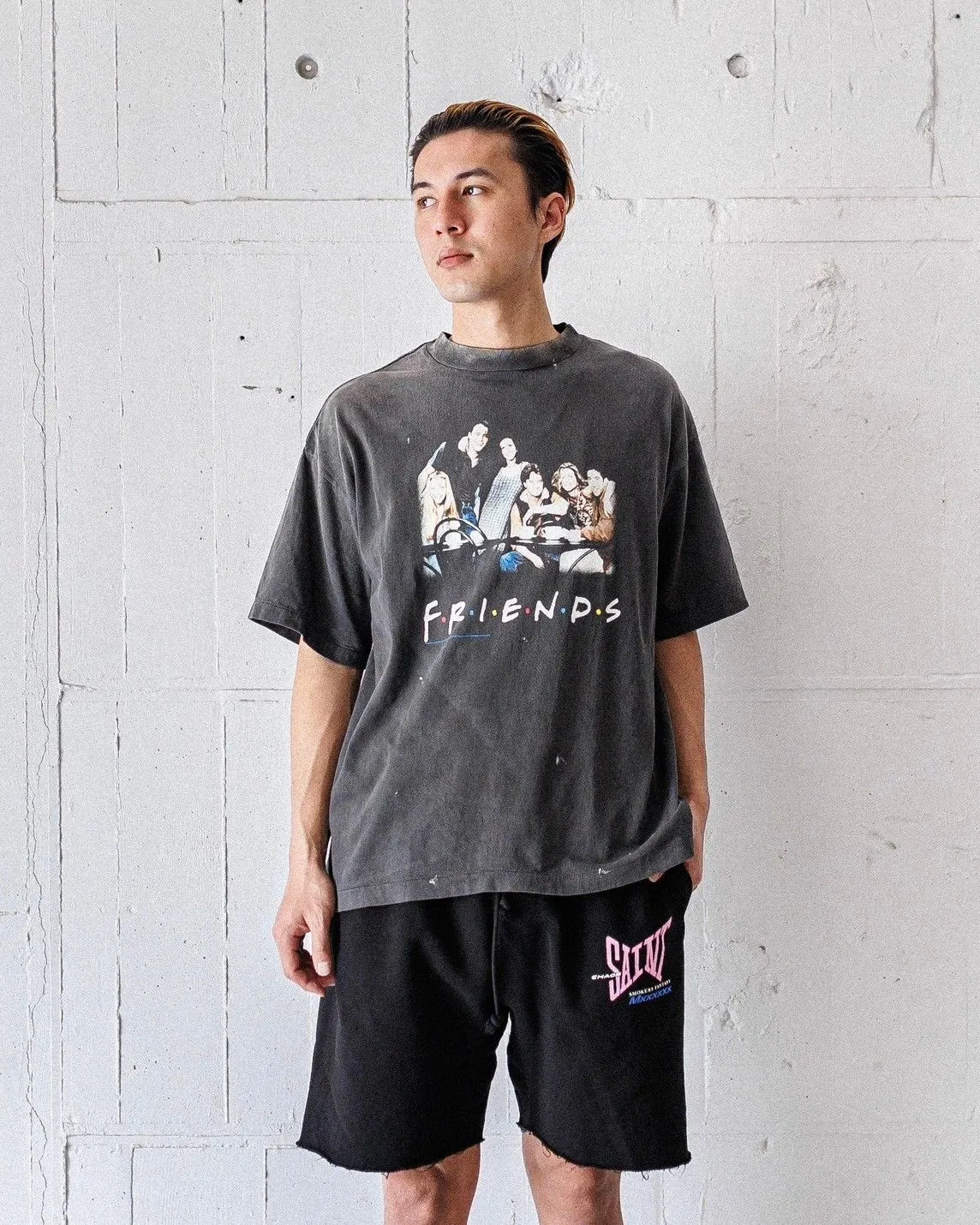 SAINT Mxxxxxx × FRIENDS FRD_SS TEE/FRIENDS/BLK Friends co-branded TEE. Black stills TEE. Washed black S-XL. The ceiling of American dramas. A must-have for sentiment. Asut ready-to-wear wash water and distressed treatment. Domestic top printing factory. God restored. Correct accessories. Friends co-branded wash.